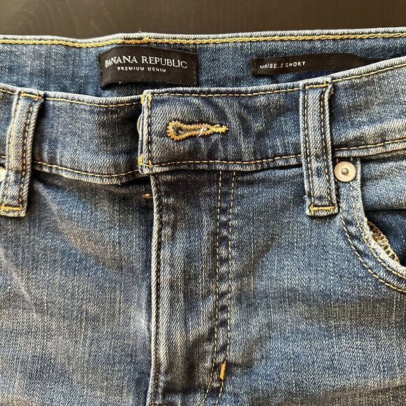 Banana Republic Premium Denim Shorts Size 28P | Mid-Rise - Picture 2 of 4